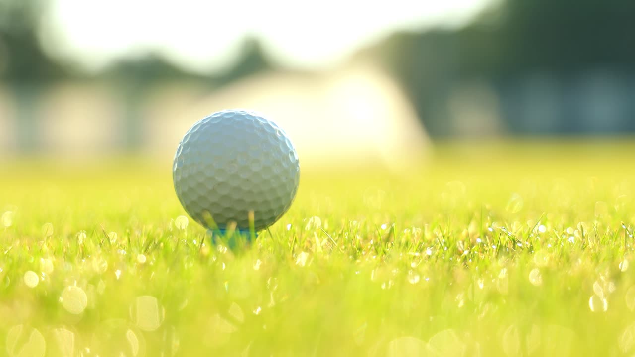 con el guante de la mano colocando la pelota de golf en el tee