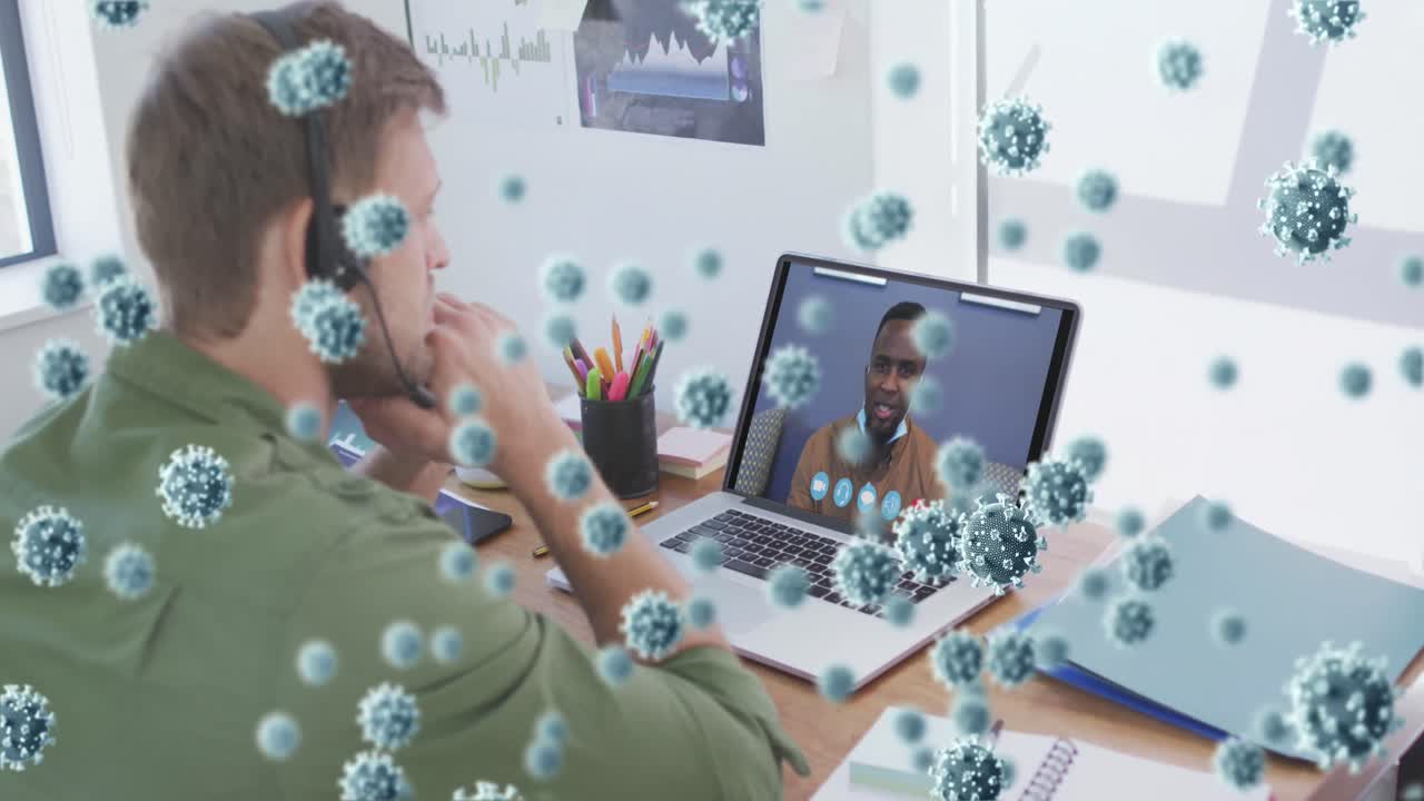 animación de células de covid-19 sobre un hombre con máscara facial usando una computadora portátil en una llamada de video