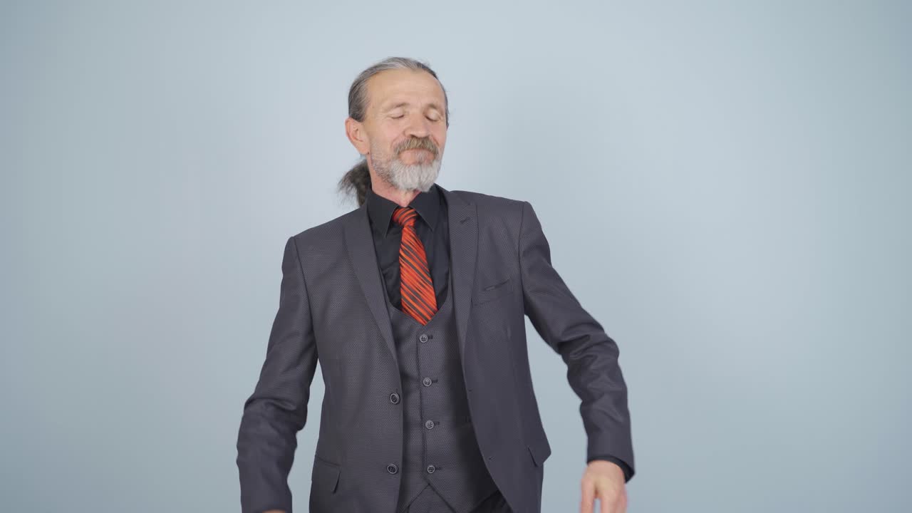 비즈니스맨이 파일을 긍정적으로 닫습니다. 기 ⁇ 니다.