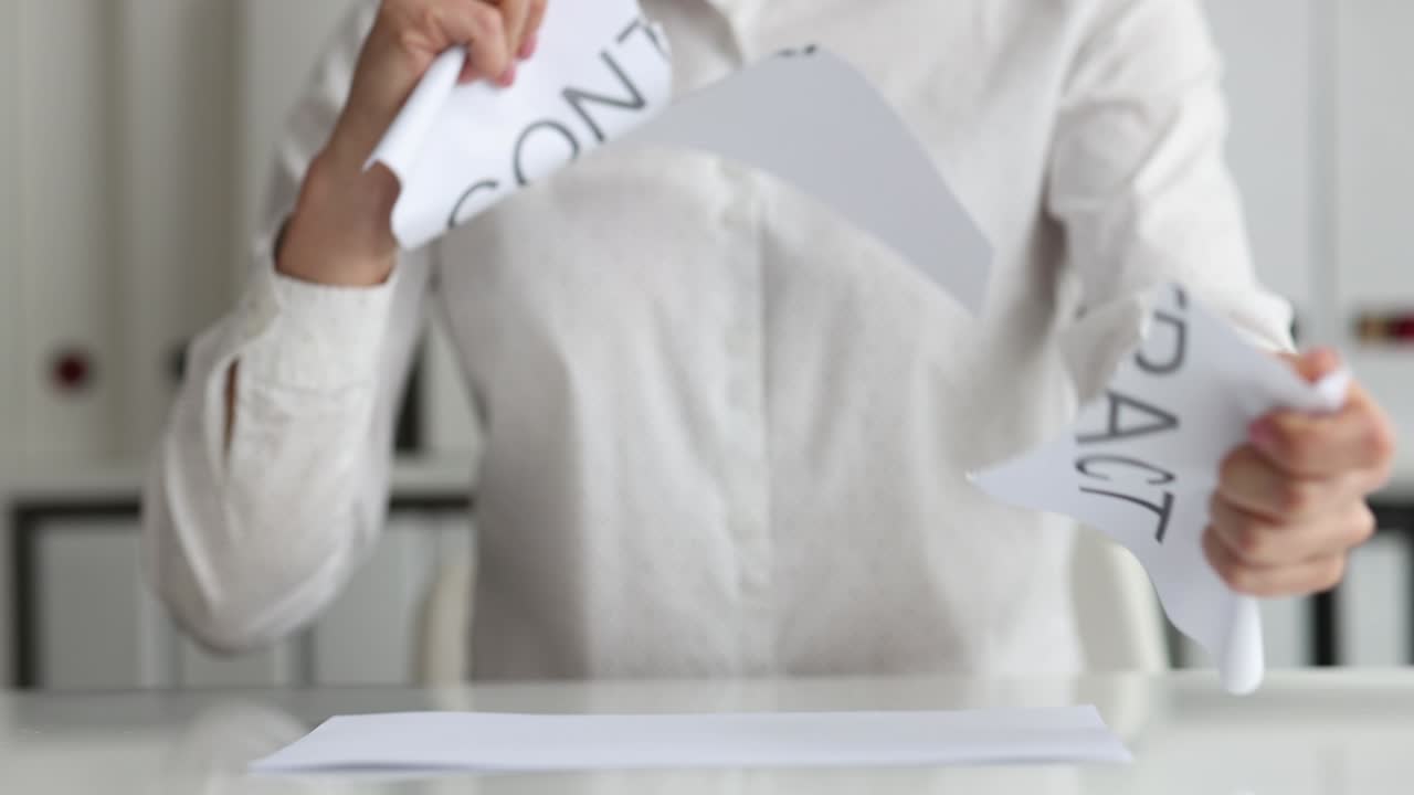 mujer rasgando contrato de papel en la oficina primer plano película 4k en cámara lenta