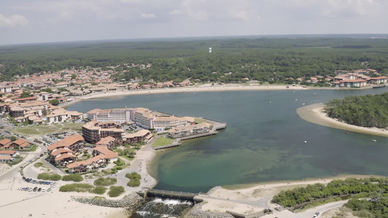 vistas aéreas de drones de la ciudad de la playa vieux-bocau-les-bains en el sur de francia