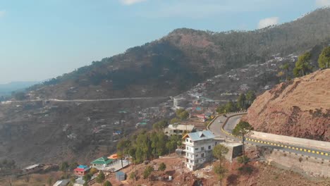 Luftaufnahme-Einer-Kurvenreichen-Straße-Mit-Vorbeifahrendem-Verkehr-In-Muzaffarabad-In-Pakistan