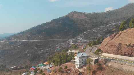 vista aérea de una carretera sinuosa con tráfico que pasa en muzaffarabad en pakistán