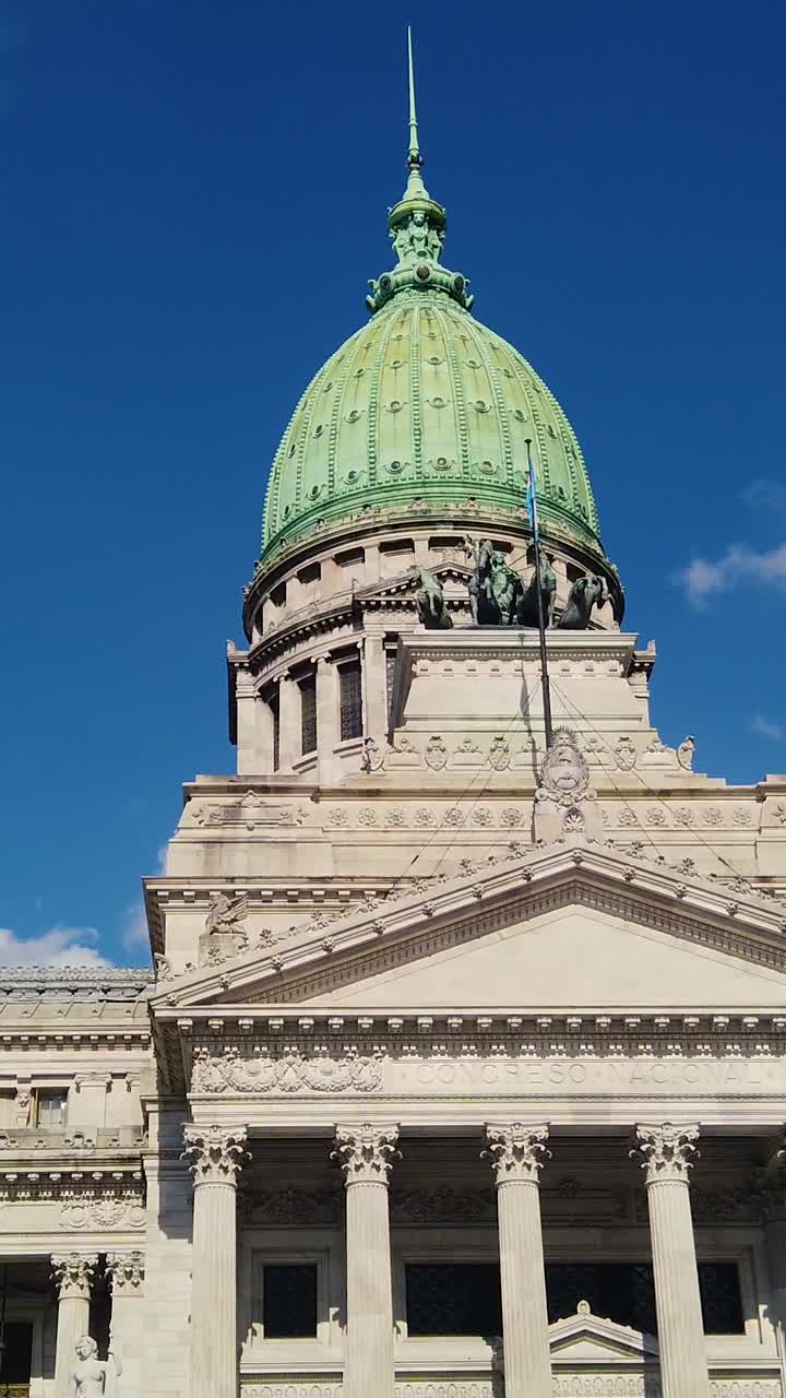 Vertical: Edifício do Congresso Nacional, fachada histórica da entrada governamental em Buenos Aires, Argentina.