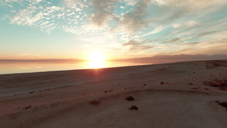 puesta de sol cinematográfica sobre el lago salton en riverside