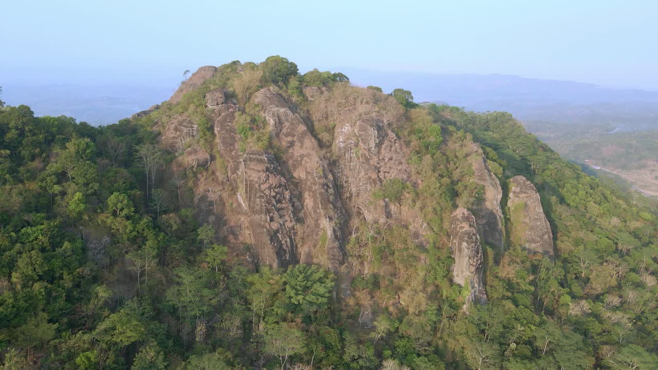 vista aérea de la montaña rocosa de nglanggeran
