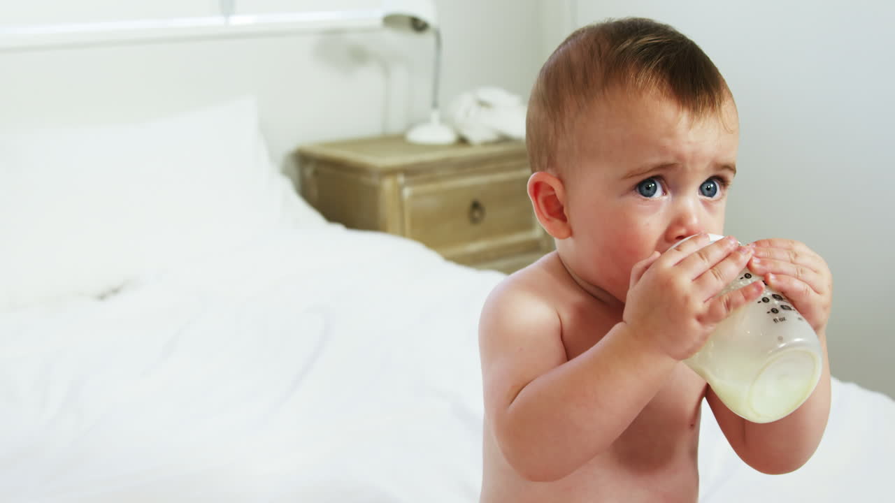 Bambino che beve dal suo biberon