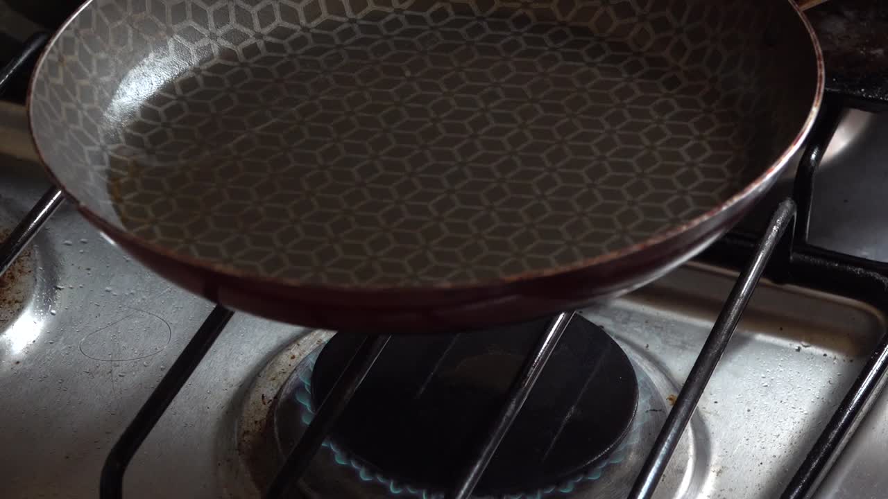 팬에 기름 가열