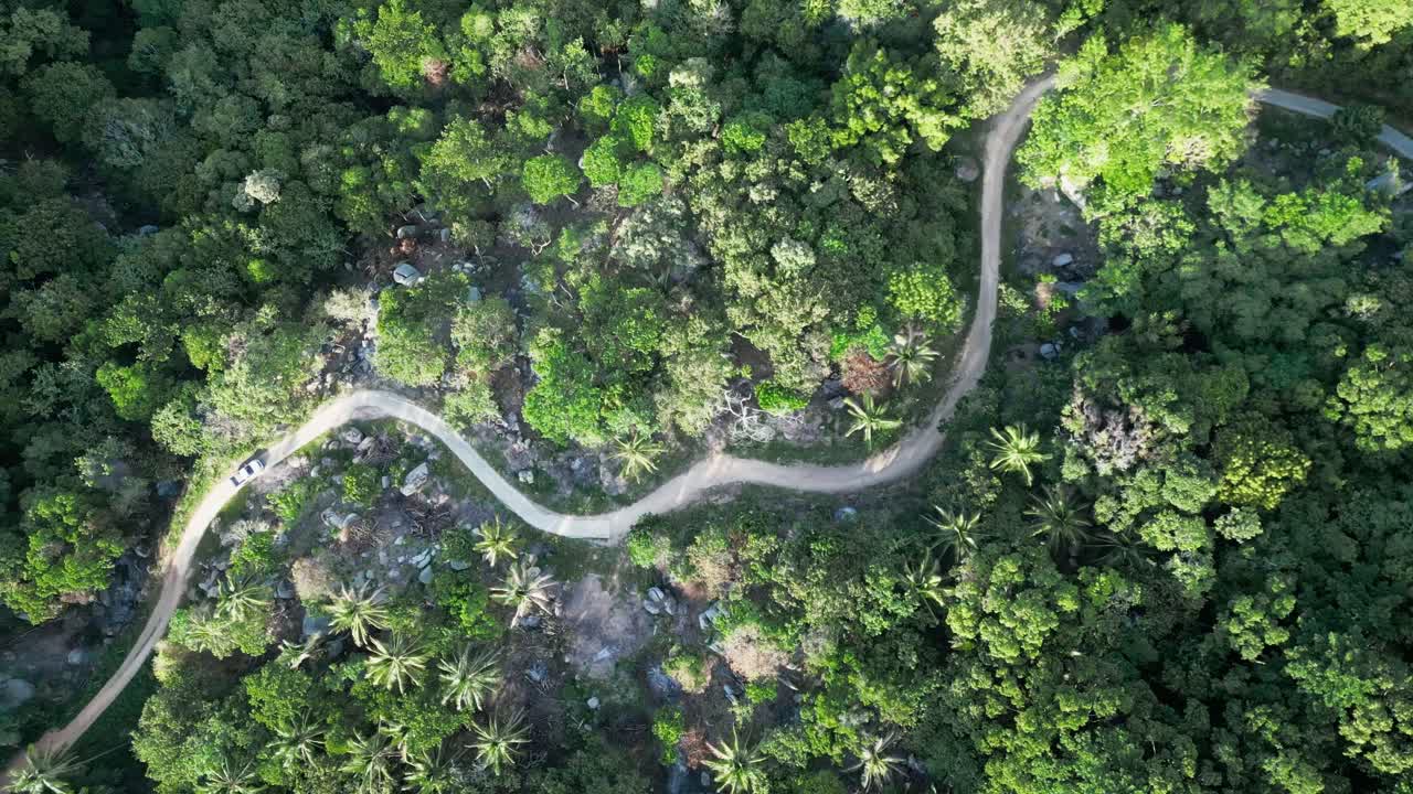 vista aérea de la bahía de mango en koh tao, con aguas claras de color turquesa, vibrantes arrecifes de coral y un exuberante paisaje tropical