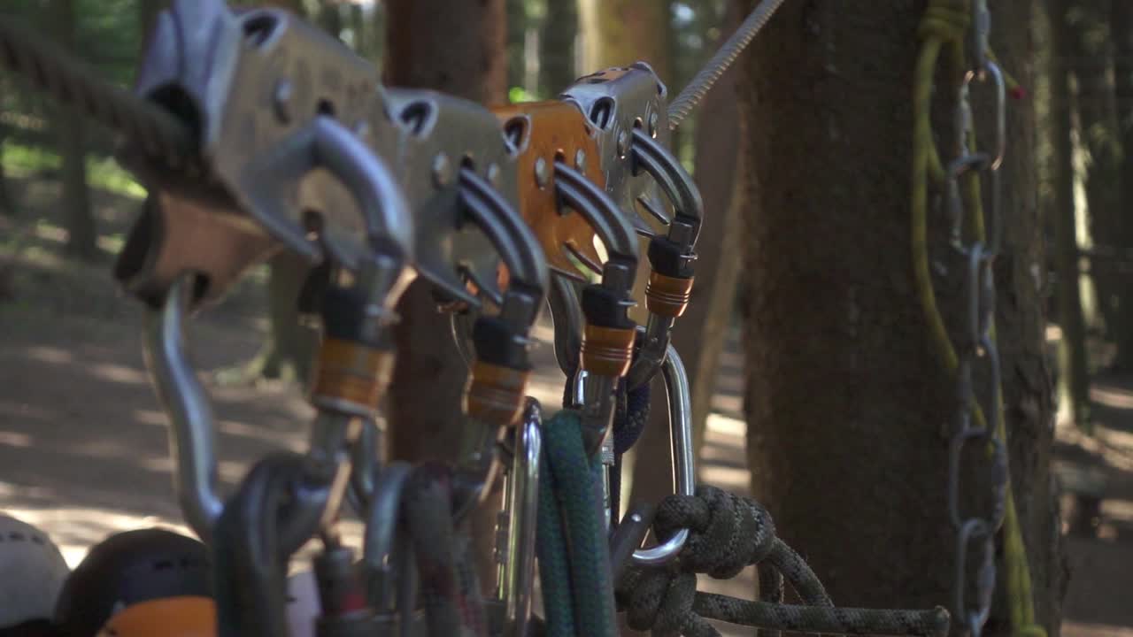 equipo de seguridad carabiner y cuerdas para escalar árboles en parques extremos