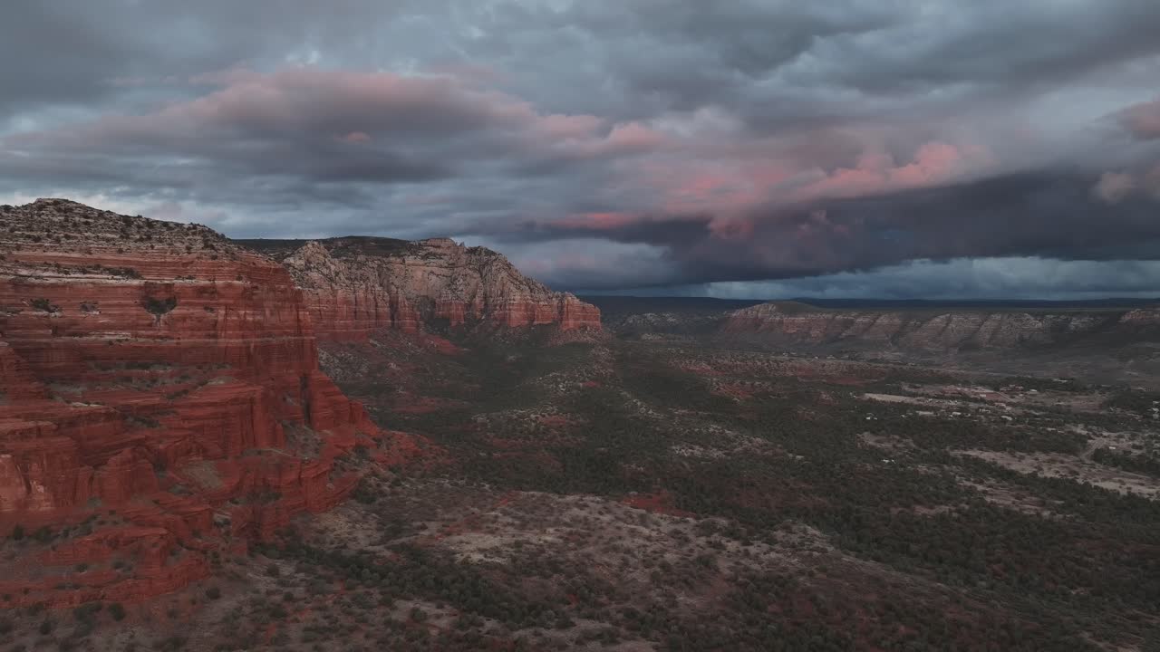 cielo nublado sobre las rocas rojas de sedona en arizona - disparo de dron