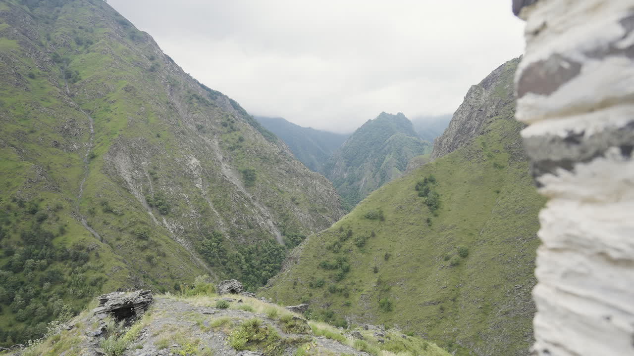 Scenario della valle di montagna
