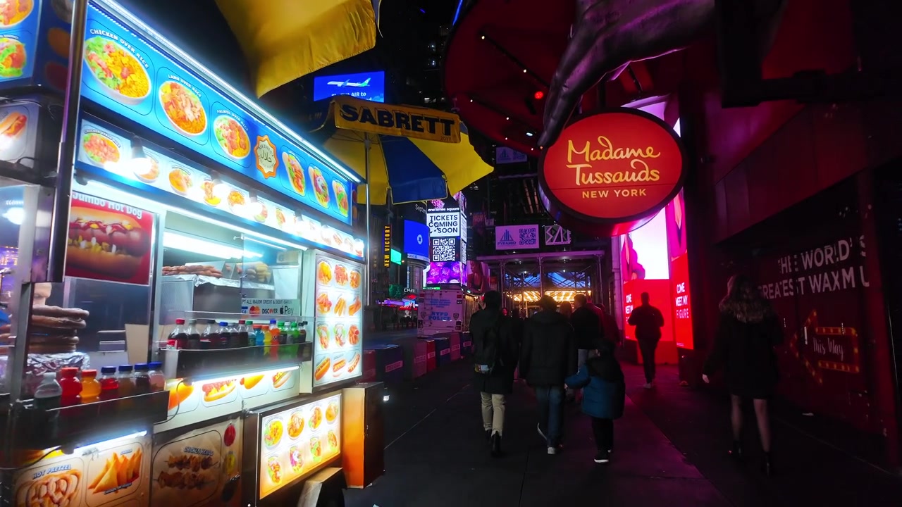 New York, USA, 25 dicembre 2025: Chiosco di street food notturno a Times Square. Luminoso chiosco di street food in funzione di notte vicino a Times Square