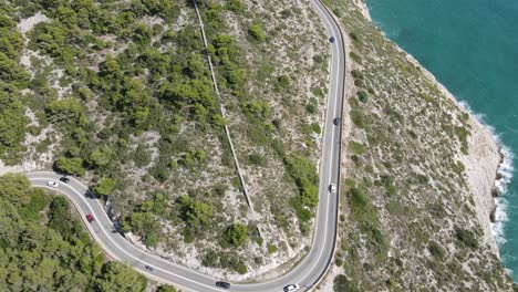 lapso de tiempo aéreo en la carretera de la costa cerca de sitges y barcelona