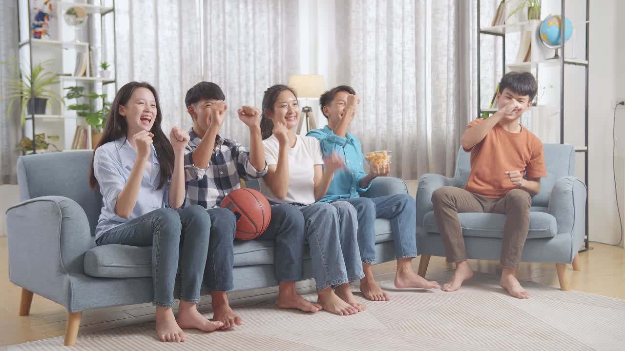 농구 경기를 보는 친구들