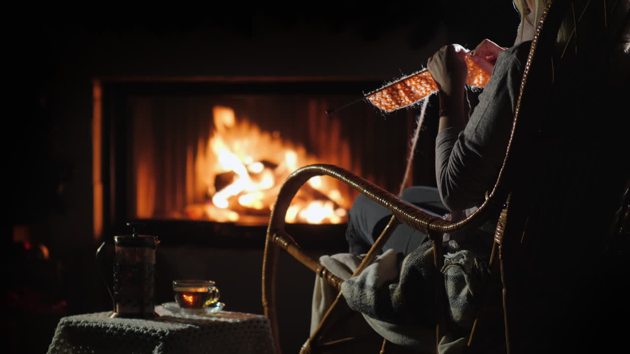 겨울 레저 - 벽난로 옆에 앉아 있는 여성 니트 4k 비디오