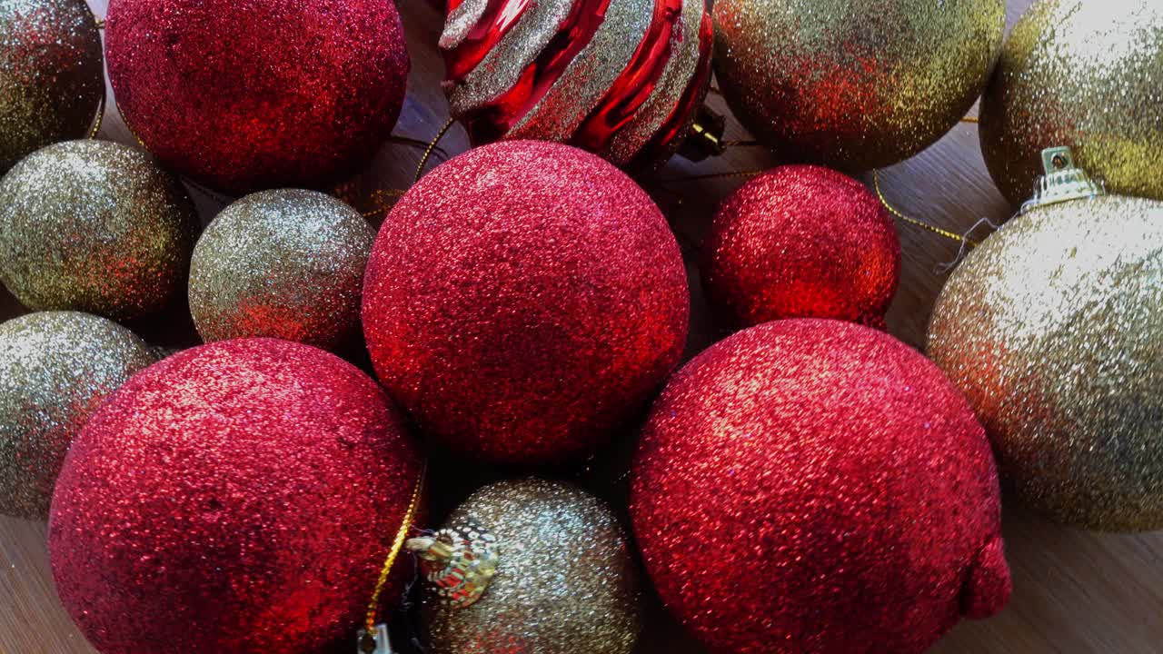 크리스마스 배경 에 있는 황금색 과 빨간색 크리스마스 공 의 클로즈업