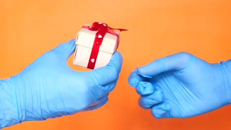intercambio de regalos con guantes