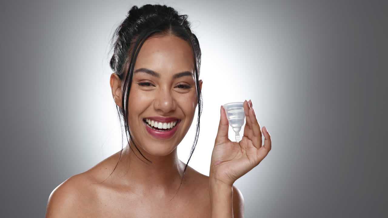 mujer, cara y copa menstrual