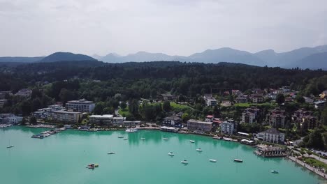 villach, austria. vista aérea del lago wörthersee en las montañas de los alpes