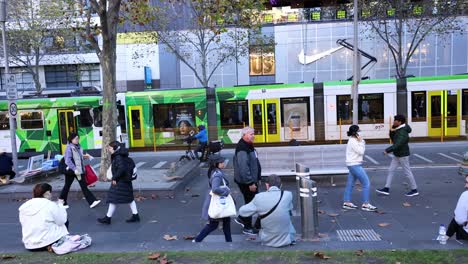 peatones y tranvías en la calle de la ciudad de melbourne