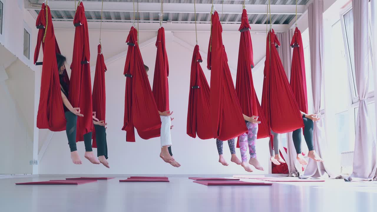 расслабленные женщины держат пальцы в медитативной позиции гиан-мудра