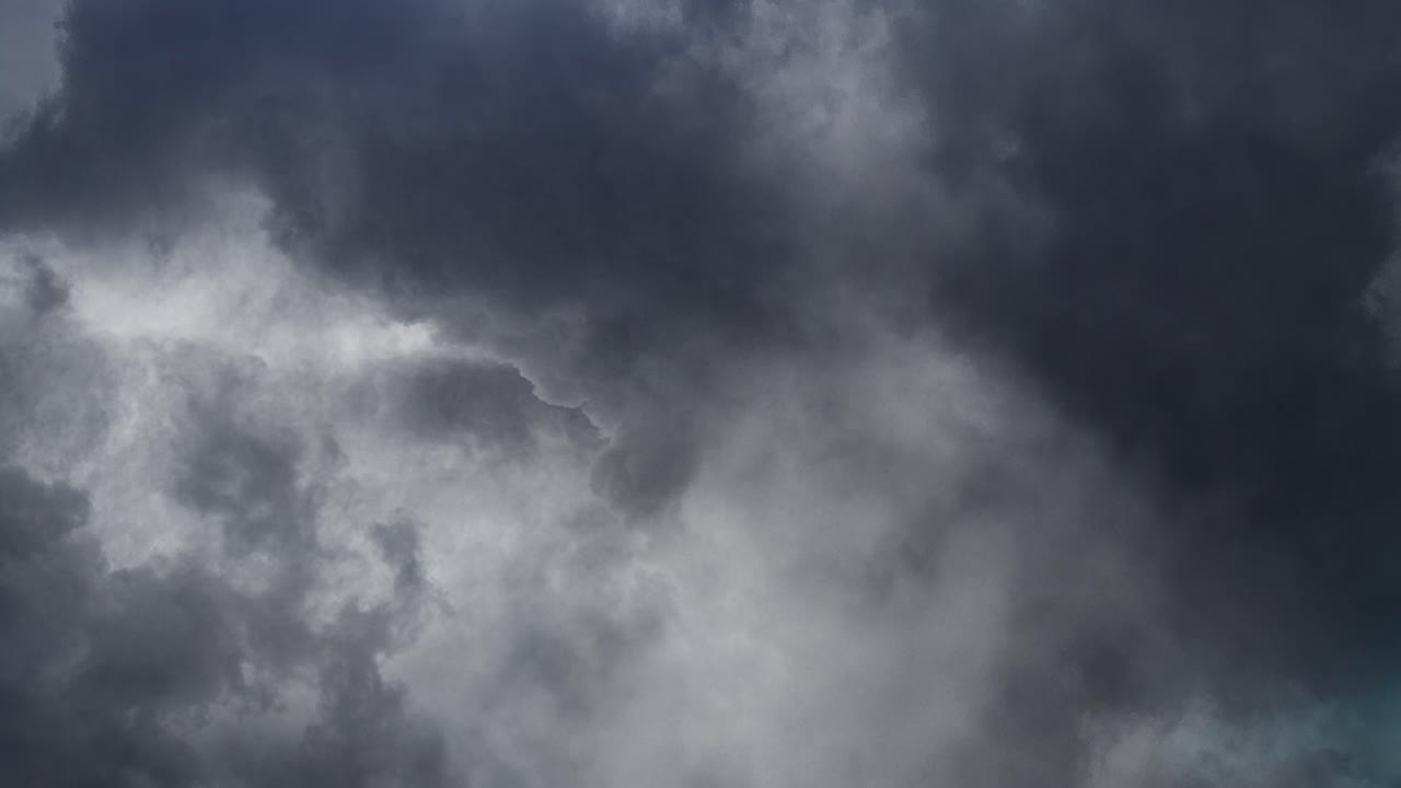 tormenta sobre las espesas nubes que golpearon