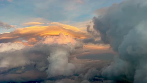 asombrosas nubes lenticulares en un colorido cielo de colores pastel lleno de cúmulos en el minuto dorado