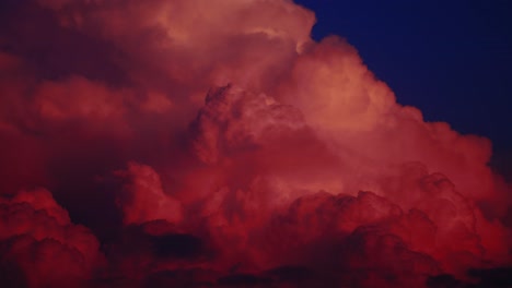 nubes de tormenta épicas de color naranja sobre el fondo del cielo timelapse