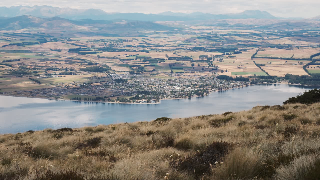 vista de la encantadora ciudad de te anau y las tierras de cultivo circundantes en la isla sur de nueva zelanda