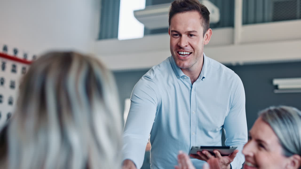 Forretningsmand, håndtryk og smil med tablet