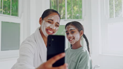 Gesichtsbehandlung,-Mutter-Und-Selfie-Des-Kindes-Im-Badezimmer