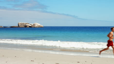 Fitter-Mann-Joggt-Am-Strand