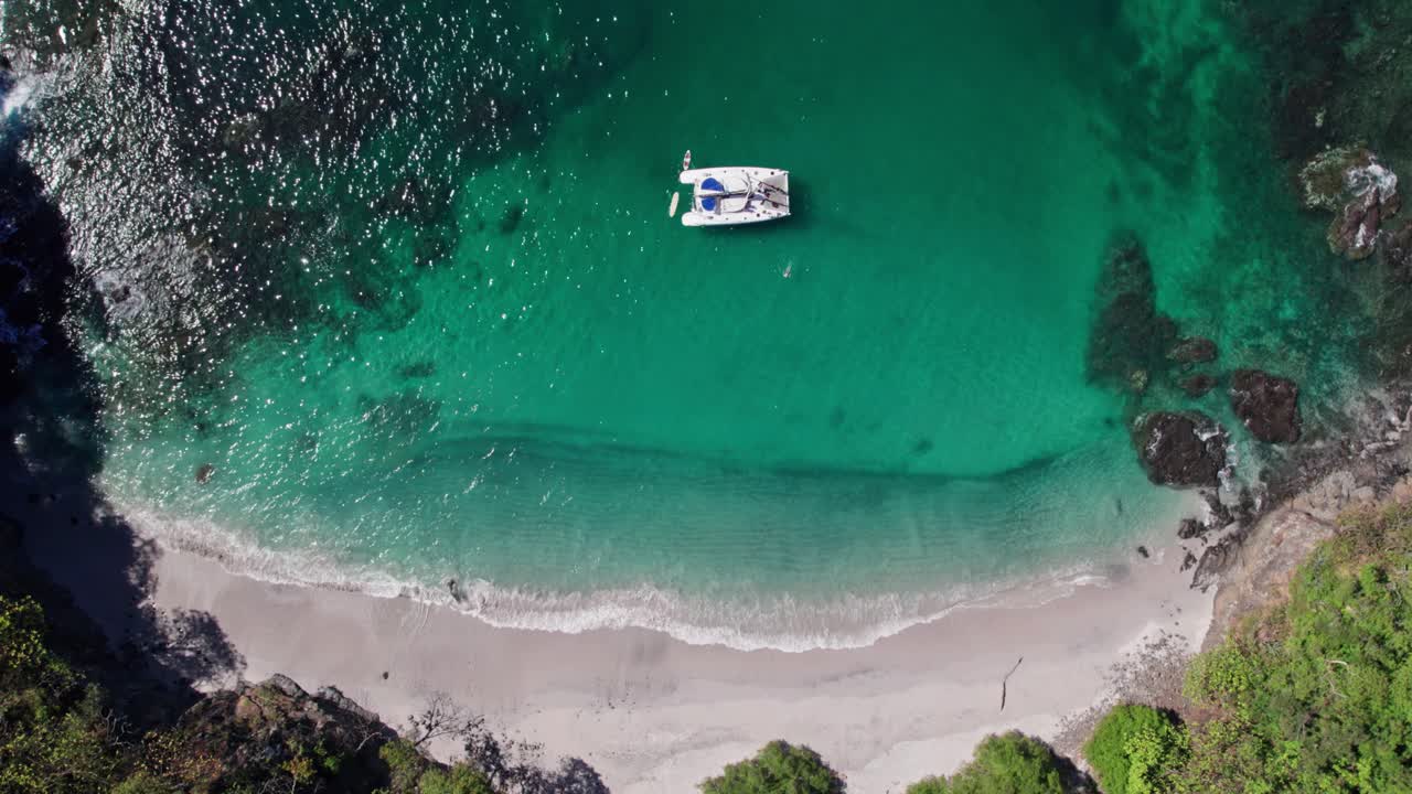 playa celeste, esta playa es privada y perfecta para estar lejos del ruido, aquí solo escucharás las olas del mar