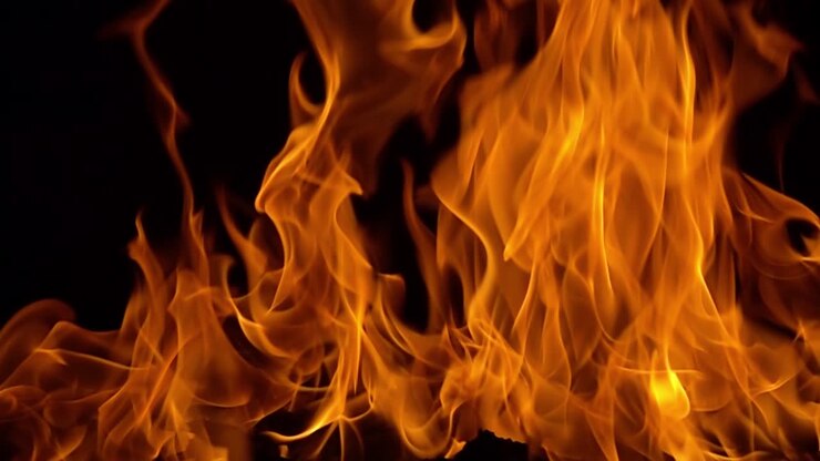 Fiamme su sfondo nero al rallentatore