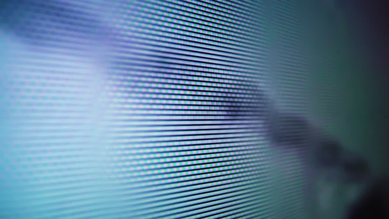 píxeles azules brillantes en la pantalla lcd de un nuevo televisor con película