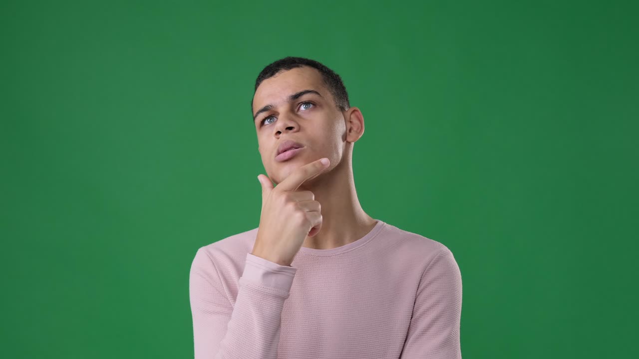 hombre confundido en pensamientos sobre fondo verde