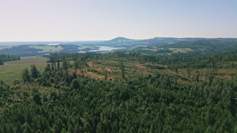 Bezaubernde-Naturlandschaft-Des-Niedrigen-Jeseník,-Aufgenommen-Mit-Einer-Fliegenden-Drohne