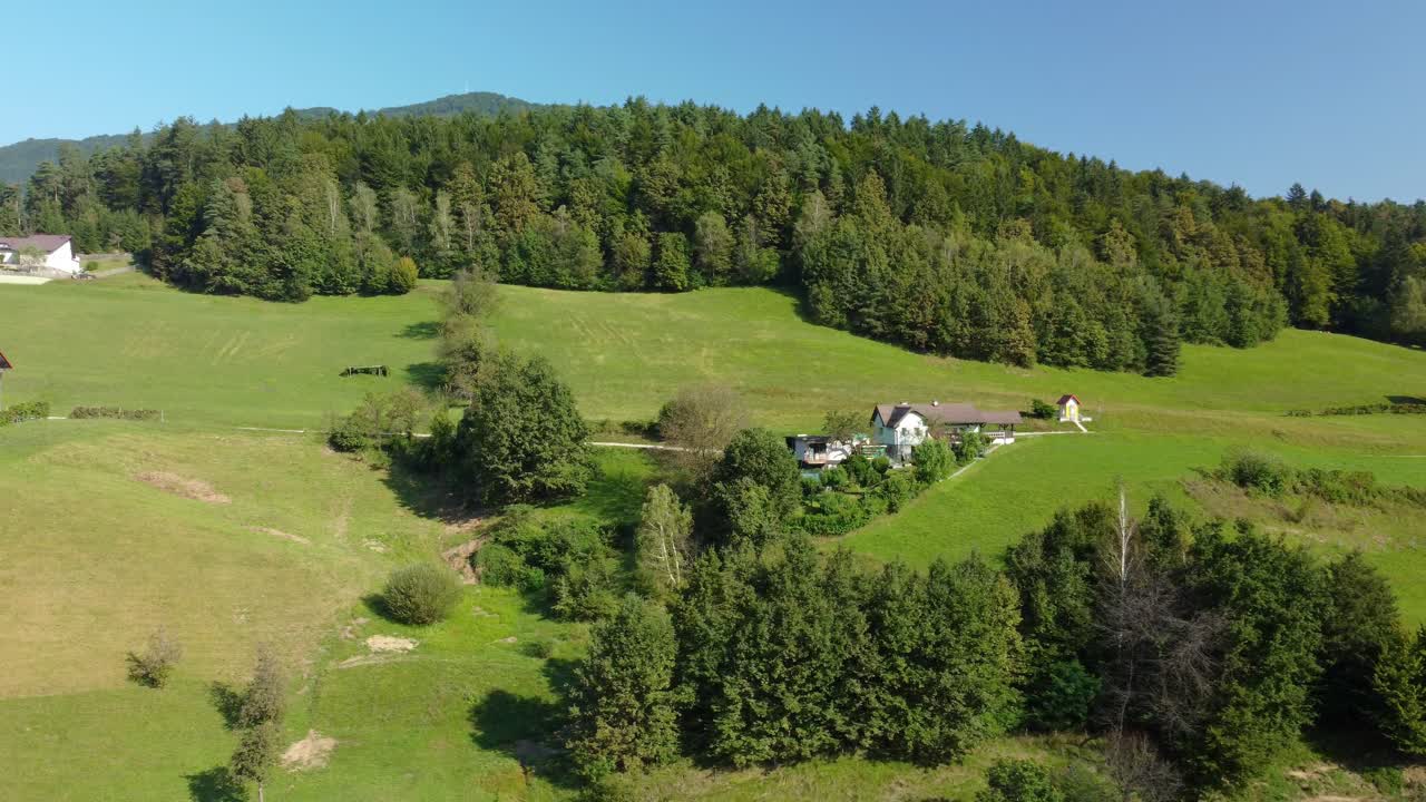 Droonikuva maaseutuasutuksesta Laskon kaupungissa, Sloveniassa, Euroopassa.