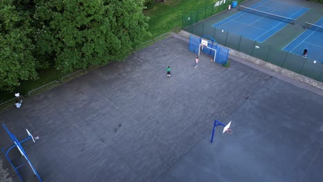 cancha de baloncesto de asfalto al aire libre en el parque de la ciudad, vista aérea de avión no tripulado