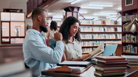 estudiantes que colaboran en una biblioteca
