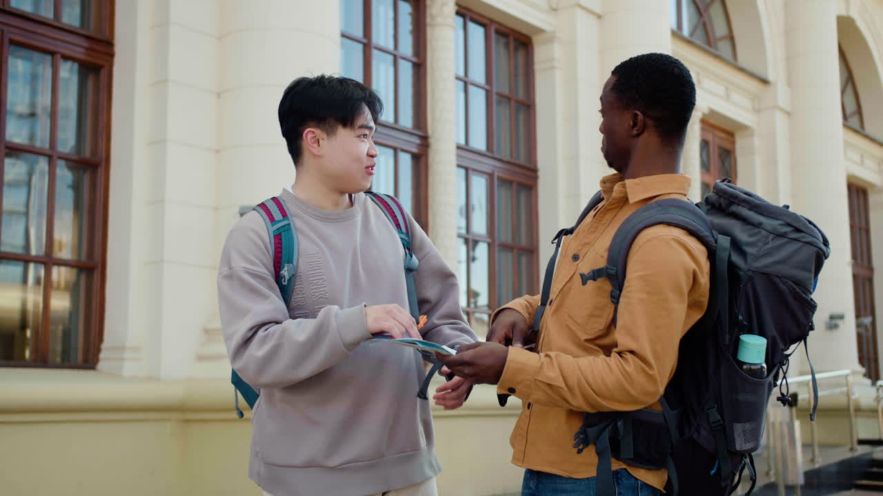 친구 들 이 지도 를 확인 하고 있다