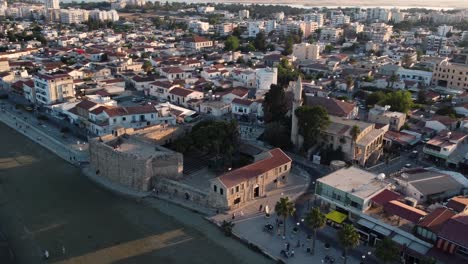 Fuerte-Medieval-Del-Casco-Antiguo-De-Larnaca-En-Chipre,-órbita-Aérea