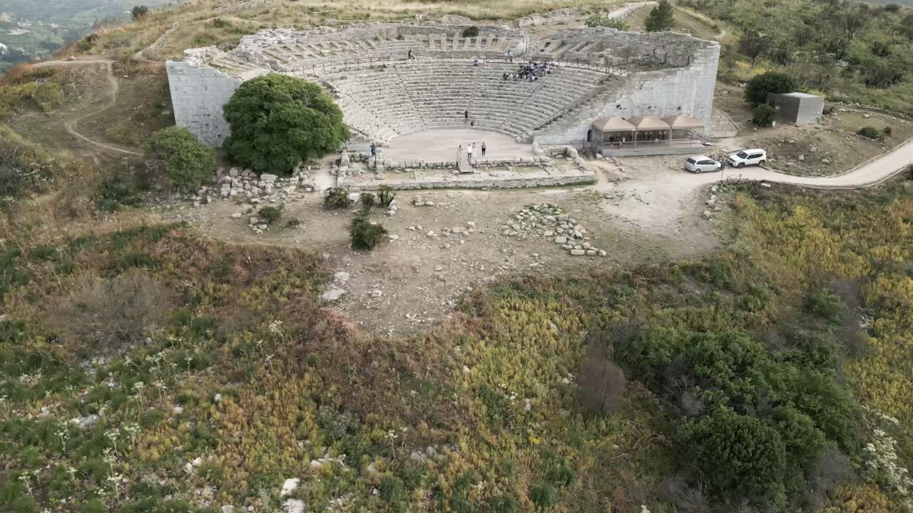 vista aérea del parque arqueológico de las ruinas de segesta en sicilia, italia, el teatro principal en la colina