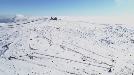 Volando-Sobre-Las-Montañas-En-Invierno