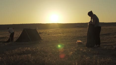 tent inpakken bij zonsopgang