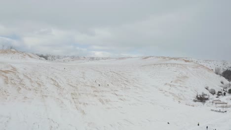 密歇根州帝國的睡熊沙丘上滑雪的人們的無人機景色