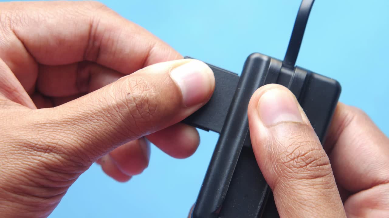 카드 리더에 sd 카드를 입하는 것