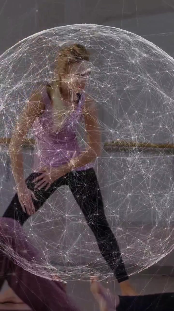 Vídeo vertical: Instrutor entrando, liderando aula de fitness, fazendo afundos laterais, rede 3D sobre tapetes