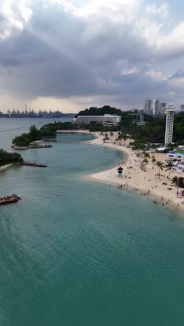 vuelo aéreo sobre las hermosas playas tropicales de la isla de sentosa, singapur